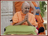 Pramukh Swami Maharaj in Ahmedabad, 7 May 2010 