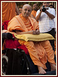 Pramukh Swami Maharaj in Ahmedabad, 7 May 2010 