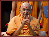 Pramukh Swami Maharaj in Ahmedabad, 7 May 2010 