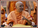 Pramukh Swami Maharaj in Ahmedabad, 7 May 2010 