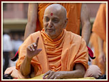 Pramukh Swami Maharaj in Ahmedabad, 7 May 2010 