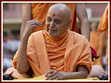 Pramukh Swami Maharaj in Ahmedabad, 7 May 2010 