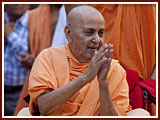 Pramukh Swami Maharaj in Ahmedabad, 7 May 2010 