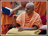 Pramukh Swami Maharaj in Ahmedabad, 7 May 2010 