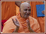 Pramukh Swami Maharaj in Ahmedabad, 7 May 2010 