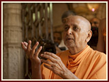 Pramukh Swami Maharaj in Ahmedabad, 9 May 2010 