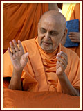 Pramukh Swami Maharaj in Ahmedabad, 9 May 2010 