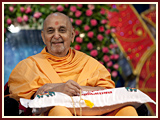 Pramukh Swami Maharaj in Ahmedabad, Bal Din, 9 May 2010 