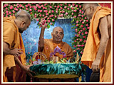 Pramukh Swami Maharaj in Ahmedabad, Bal Din, 9 May 2010 