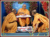Pramukh Swami Maharaj in Ahmedabad, Bal Din, 9 May 2010 