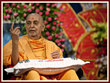 Pramukh Swami Maharaj in Ahmedabad, Bal Din, 9 May 2010 