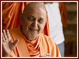 Pramukh Swami Maharaj in Ahmedabad, 9 May 2010 