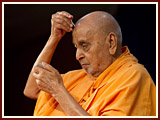 Pramukh Swami Maharaj in Ahmedabad, 9 May 2010 