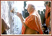 Swamishri performs arti of Thakorji