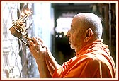 performs arti of Thakorji