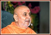 After the normal result of his medical check-up, Swamishri blesses the congregation before departing for Gondal