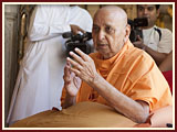 Pramukh Swami Maharaj in Ahmedabad, 30 April 2010 