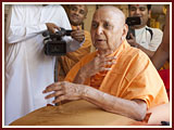 Pramukh Swami Maharaj in Ahmedabad, 30 April 2010 