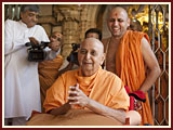 Pramukh Swami Maharaj in Ahmedabad, 30 April 2010 