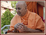 Pramukh Swami Maharaj in Ahmedabad, 30 April 2010 