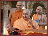 Pramukh Swami Maharaj in Ahmedabad, 30 April 2010 