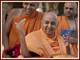 Pramukh Swami Maharaj in Ahmedabad, 30 April 2010 