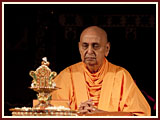 Pramukh Swami Maharaj in Ahmedabad, 30 April 2010 