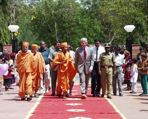 Pramukh Swami Maharaj blesses Bill Clinton at Akshardham, Gandhinagar