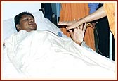 Swamishri blesses Hitesh Dharia, one of the volunteers injured in the terrorist attack