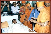 Swamishri blesses Hitesh Dharia, one of the volunteers injured in the terrorist attack