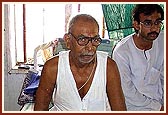Swamishri blesses the injured victims of the terrorist attack in Akshardham 