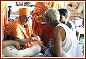 Swamishri blesses the injured victims of the terrorist attack in Akshardham 
