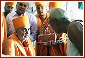 Swamishri blesses the injured victims of the terrorist attack in Akshardham 
