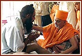 Swamishri blesses the injured victims of the terrorist attack in Akshardham