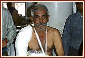 Swamishri blesses Satubha, a volunteer who bravely tried to stop the terrorists even after being shot