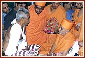 Swamishri blesses Satubha, a volunteer who bravely tried to stop the terrorists even after being shot
