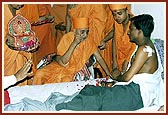 Swamishri blesses the injured victims of the terrorist attack in Akshardham