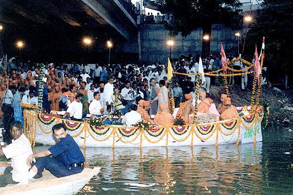 Pramukh Swami Maharaj and Chief Minister of Gujarat Offer Vedic Prayers to the Waters of Narmada
