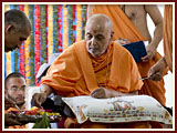 Annakut Celebration with Pramukh Swami Maharaj<br>Gondal<br>6 November 2010 - 