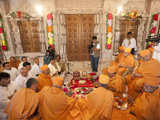  Swamishri and senior sadhus perform the murti-pratishtha rituals