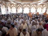  Swamishri and senior sadhus perform the murti-pratishtha rituals