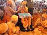  Swamishri and senior sadhus perform the murti-pratishtha rituals