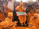  Swamishri and senior sadhus perform the murti-pratishtha rituals