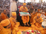  Swamishri and senior sadhus perform the murti-pratishtha rituals