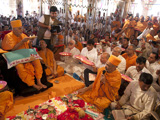  Swamishri performs pratishtha arti