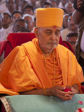  Swamishri performs pratishtha arti