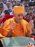  Swamishri and senior sadhus perform the murti-pratishtha rituals