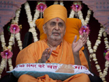  Swamishri and senior sadhus preside over the murti-pratishtha assembly