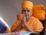  Swamishri and senior sadhus preside over the murti-pratishtha assembly