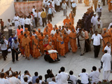  Swamishri visits the mandir complex